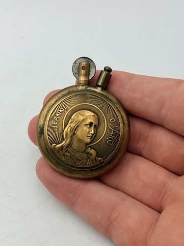 Briquet objet poilu - &,