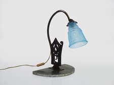 lampe Art Déco pied en fer forgé sur socle marbre gris, tulipe bleu signé