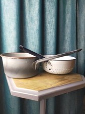 Casserole grise et passoire blanc en tôle émaillée