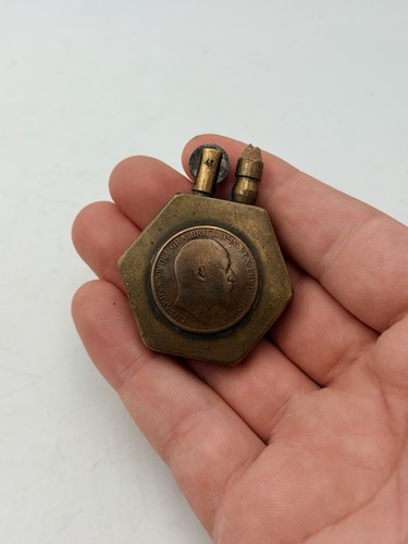 Briquet objet poilu - &,