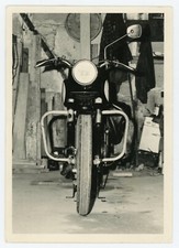 PHOTO SNAPSHOT, motorbike une moto ancienne de face dans un garage motocyclette