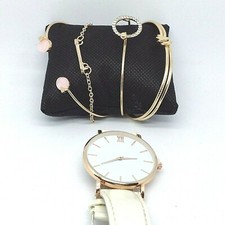 MONTRE SANS MARQUE AVEC SES PETITS BIJOUX 