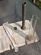 Ancien thermomètre à alcool  / éprouvette / table des richesses alcooliques