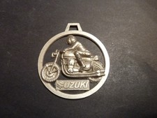 " Porte cle " ou pendentif moto Suzuki  50mm
