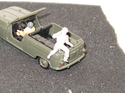 R08 dinky toys soldat - 1,