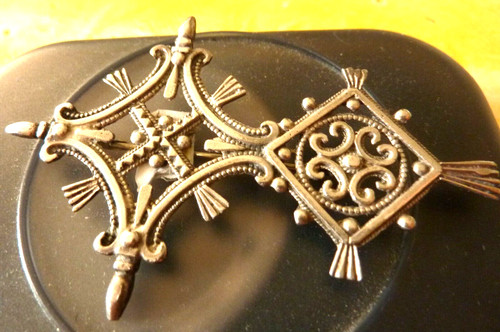 Imposante broche croix