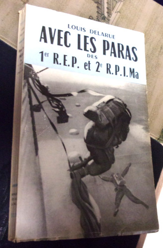 Livre avec les paras des - les,