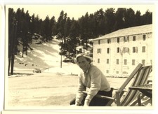 Femme assise chaise longue hiver neige - photo ancienne amateur an. 1940 50