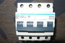 DISJONCTEUR 4 POLES, TETRAPOLAIRE 32A HAGER NF432, TRIPHASE +N. 32AMPERES TETRA.