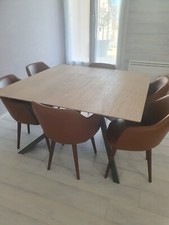 Table à manger 4 pieds + 8 chaises en cuir Made