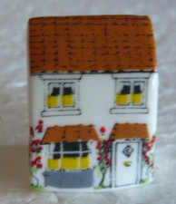 Dé à coudre de collection en porcelaine décoré en forme de maison Anglaise