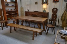 Ensemble table brutaliste avec banc