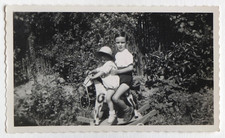 Enfants sur cheval en bois, chapeau, jeu profil- Photo ancienne snapshot c. 1940