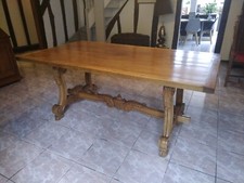 table sculptée salle à