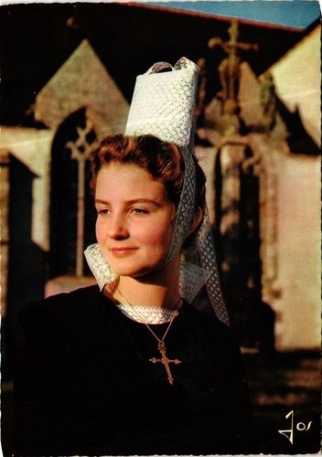 Cpm jeune fille costume du - en,