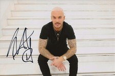 Autographe sur photo : M Pokora ( 19 x 12,5 )