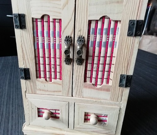 Petit meuble miniature - , de