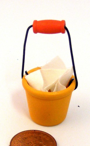Poupées maison plastique - poupées, seau