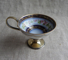 TASSE EN PORCELAINE, POIGNÉE ET PIED EN VERMEIL