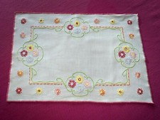 Napperon  Art déco coton brodé de fleurs en relief 42 cm x 30 cm  