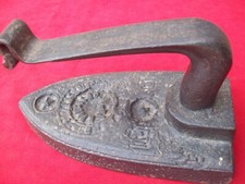 ANCIEN FER A REPASSER EN FONTE