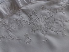 superbe parure de lit de bébé, finement brodé main, couronne, ancienne