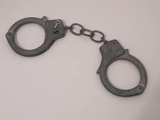 ancienne paire de menottes en métal sans clé