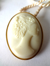 MEDAILLON" NINA" DE NINA RICCI