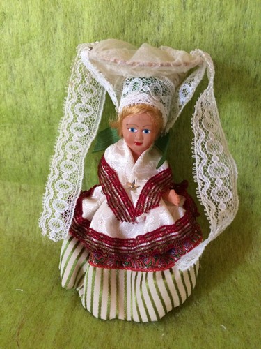 Petite poupée folklorique - poupée,