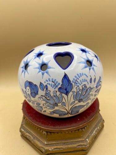 Pique fleurs faience de - ,