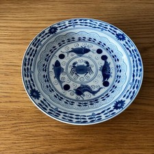 belle assiette en porcelaine de Chine , signature au dos.