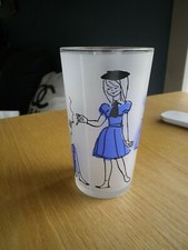 verre signé Cabu, thème la