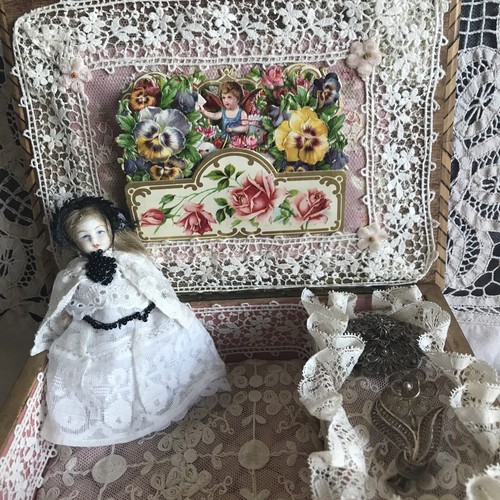 Poupée ancienne dans son - poupée,