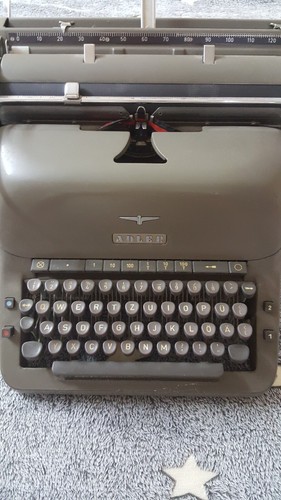 Machine écrire adler - à,