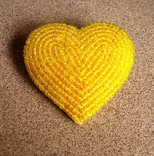 1708 / MARION GODART / BROCHE "COEUR" TISSAGE DE PETITES PERLES