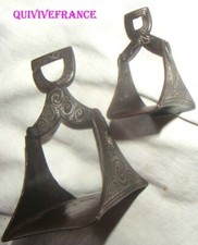 EQ3034 - 2 PETITS ETRIERS  type SPAHIS en fer et argent