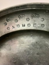 etain TOURNAI GD PLAT 18e.   40cm Poincons.  Voyez mes autres objets