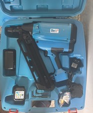 Neuf chargeur Et 2 batteries : Cloueur charpentier Gaz BeA D90-660E.