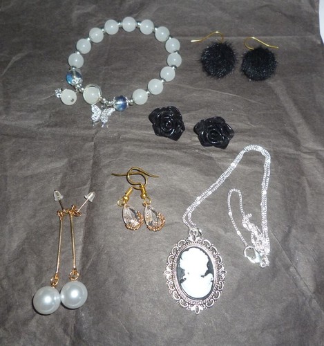Lot bijoux fantaisies boucles - fantaisies,,