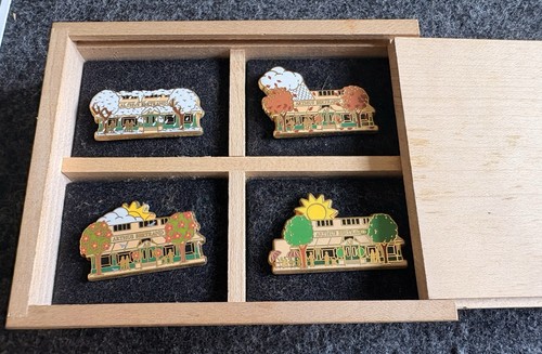 Pin coffret bois arthus - pin's,