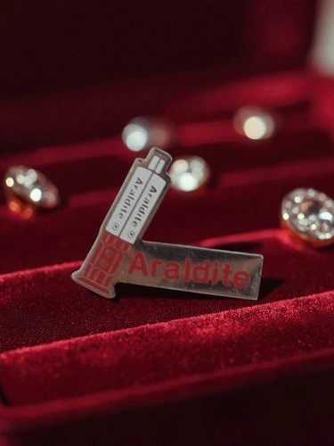 Pin publicitaire araldite - pin's,