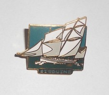 Pin's bateau voilier vieux gréement / Bisquine (signé Artimon)