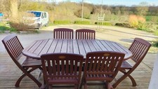 TABLE DE JARDIN EN BOIS AVEC 6 CHAISES à repeindre