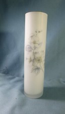 Vase rouleau en verre blanc opaque, au décor floral d'églantines