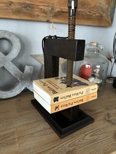 Un vieux serre joint adapté en une originale lampe