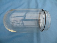 un globe obus pour lampe de cour à col de cygne