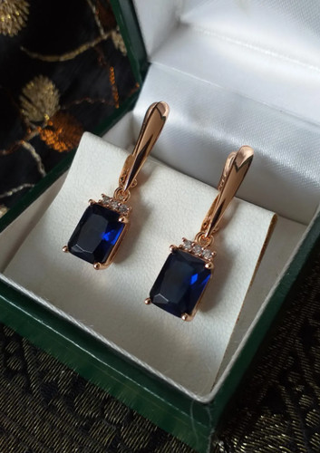 Boucles oreilles dos - d'oreilles, à