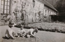 Enfant Jeu Dans Le Sable Photo