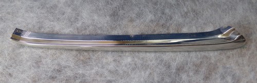 Baguette chromée avant gauche