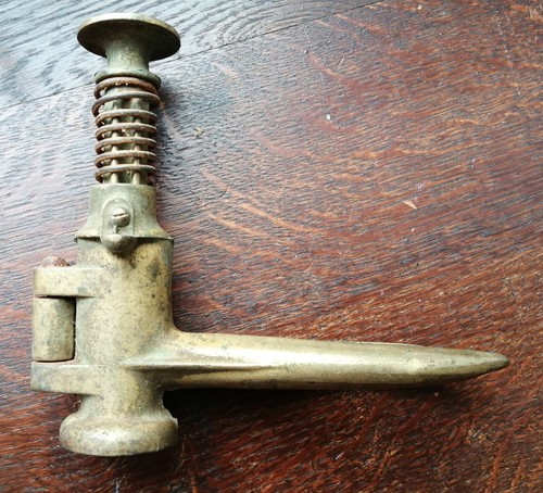 Ar1 ancienne bouchonneuse - -,
